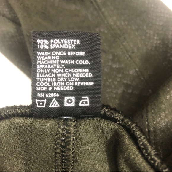 Hue Soft Snake/Gator Print Leggings Small - Picture 5 of 5